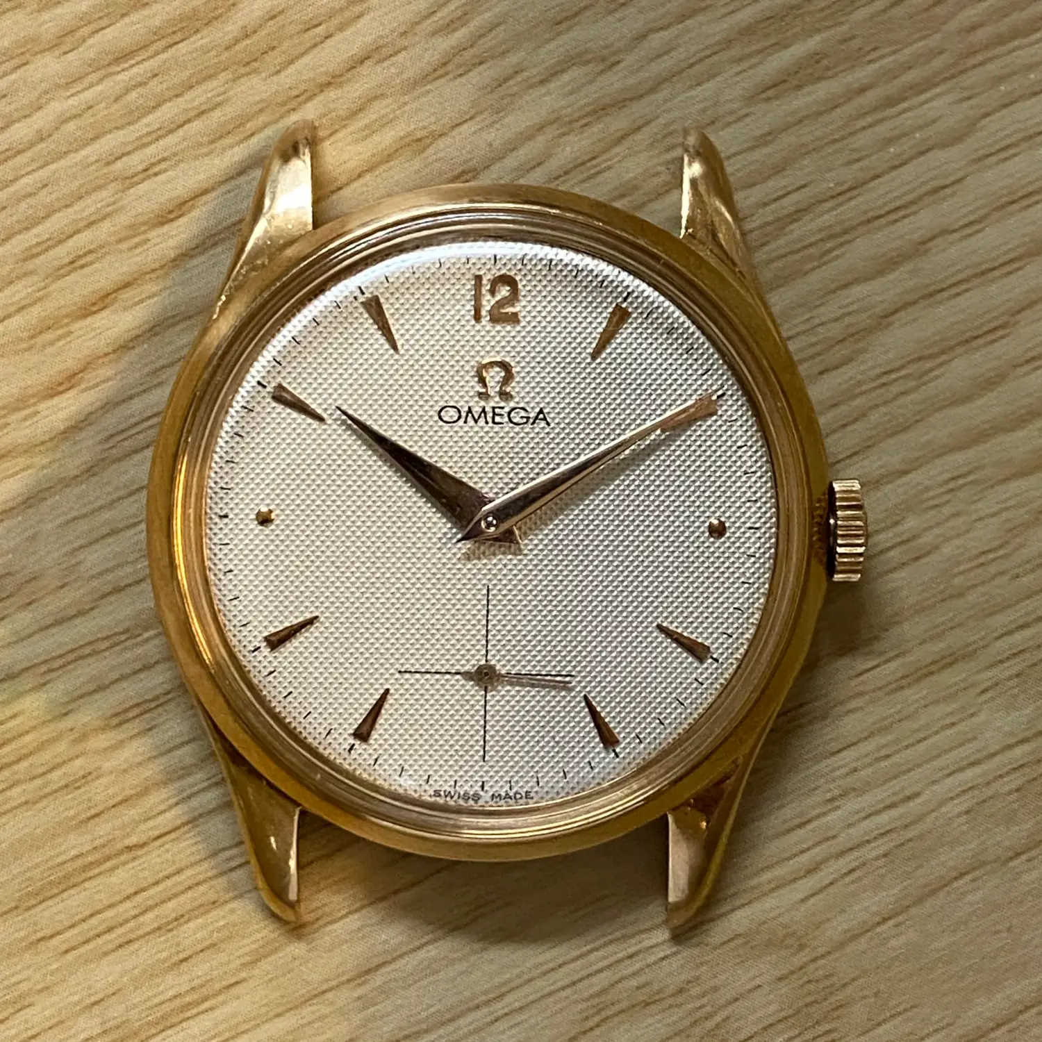 Detalle de la esfera del reloj restaurado Omega vintage de la referencia OT 2619,