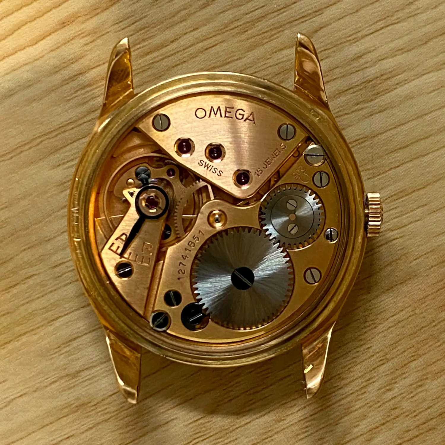 Detalle del movimiento restaurado del reloj Omega vintage de la referencia OT 2619, de finales de los años 40 o principios de los 50.